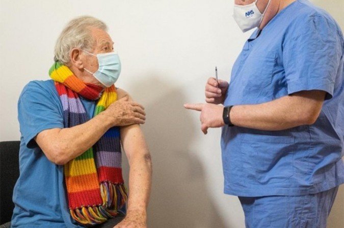 Ian McKellen é o primeiro astro do cinema a se vacinar contra covid-19