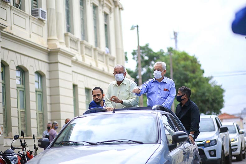 Em primeiro dia de trabalho, Dr. Pessoa faz percurso em carro aberto até a prefeitura