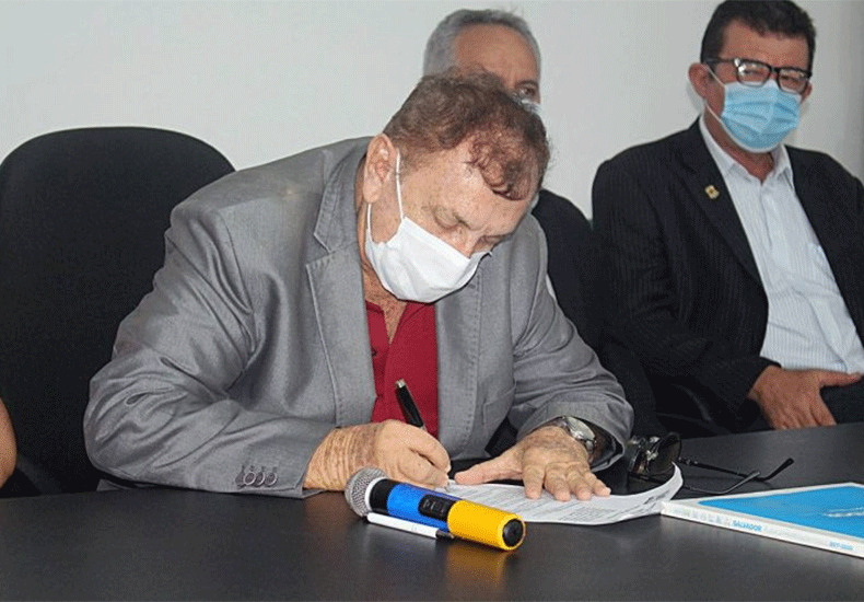 Prefeito de Parnaíba, Mão Santa nomeia a filha para três secretarias municipais